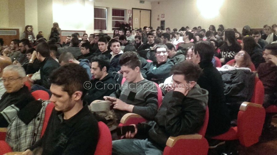 Gli studenti dell’istituto Ciusa durante l’incontro con il ministro (foto S.Fara)