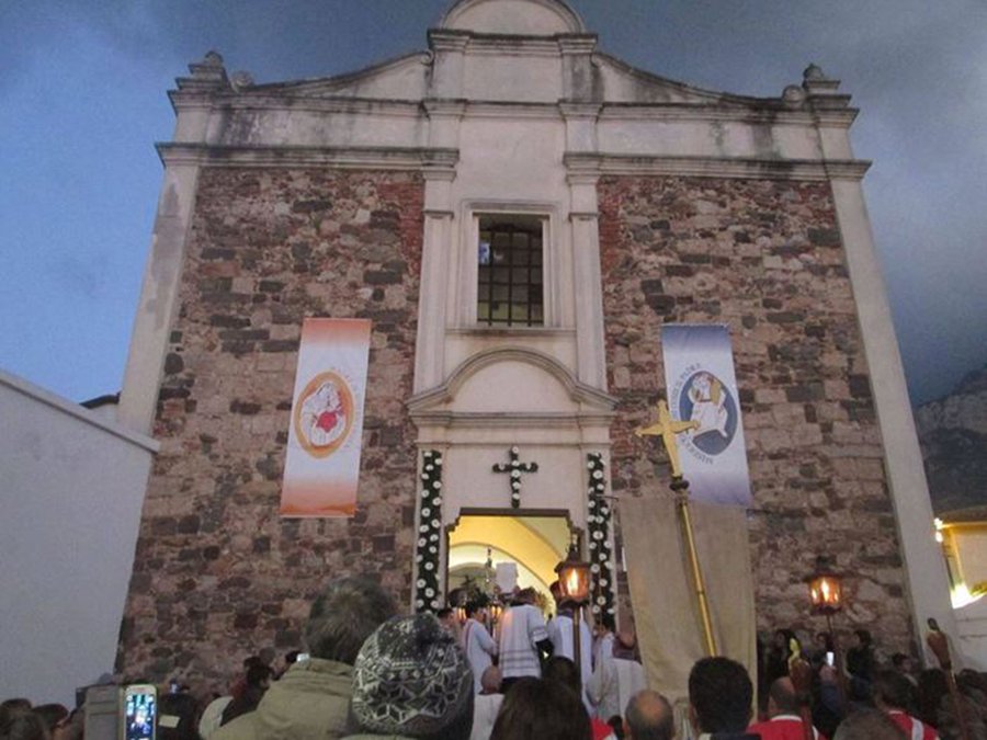 Galtellì: commozione e dolore alla fiaccolata in ricordo di Francesco, oggi il funerale