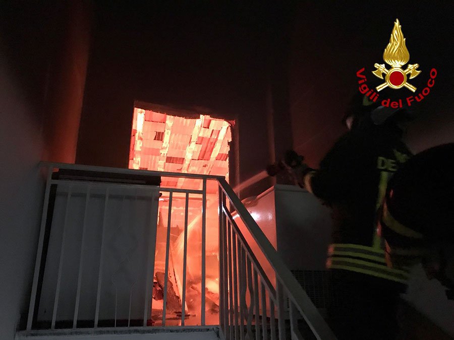 Bitti. A fuoco una mansarda: si temeva per un’anziana invalida ma non era all’interno