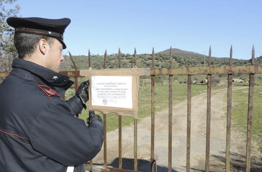 Discarica a cielo aperto in totale abbandono. Gravi le conseguenze ambientali. Denunciato
