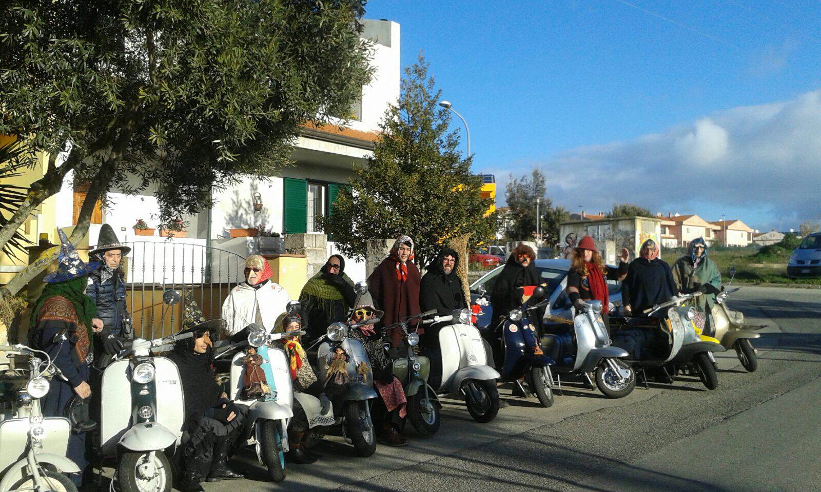 Nuoro: la Befana arriva in groppa alla storica Lambretta. Doni, giochi e caramelle per tutti