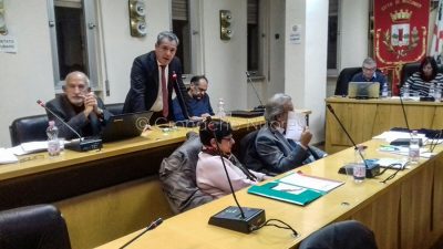 Macomer, un momento di un Consiglio comunale
