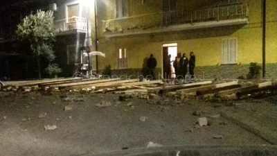 Torpe, i resti del tetto scoperchiato dal vento