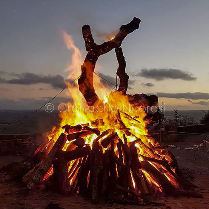 S.Antonio Abate. Anche quest’anno si è rinnovato l’antico rito pagano de “Su fogulone”.