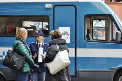 Il Camper della Polizia per l'evento Questo non è amore