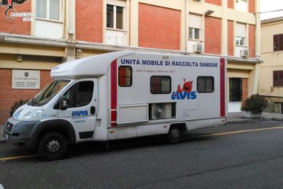 L'autoemoteca dell'Avis davanti alla Caserma dei Carabinieri
