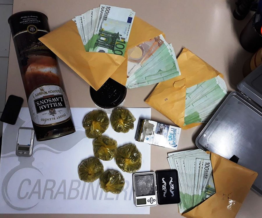 Fugge a un posto di blocco: raggiunto dai CC aveva in auto 2,5 kg di cocaina: 38enne in manette