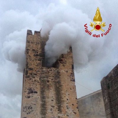 Galtellì, il campanile della chiesa di San Pietro in fiamme