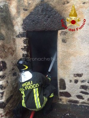 Galtellì, i VVFF spengono l'incendio del campanile della chiesa di San Pietro