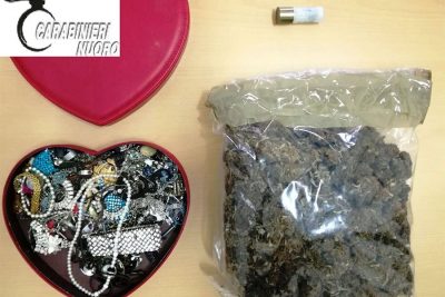 i gioielli e la droga sequestrati