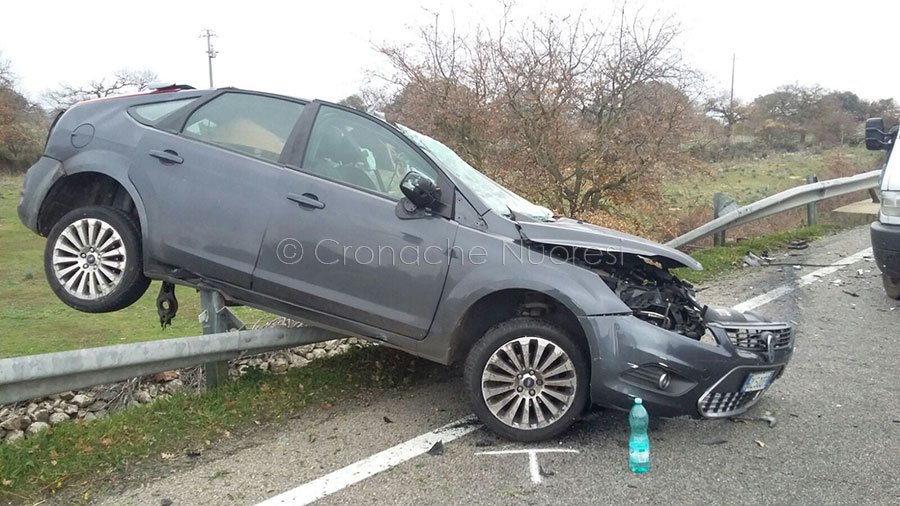Ford Focus si schianta contro un camion e vola sul guard rail: 26enne in ospedale