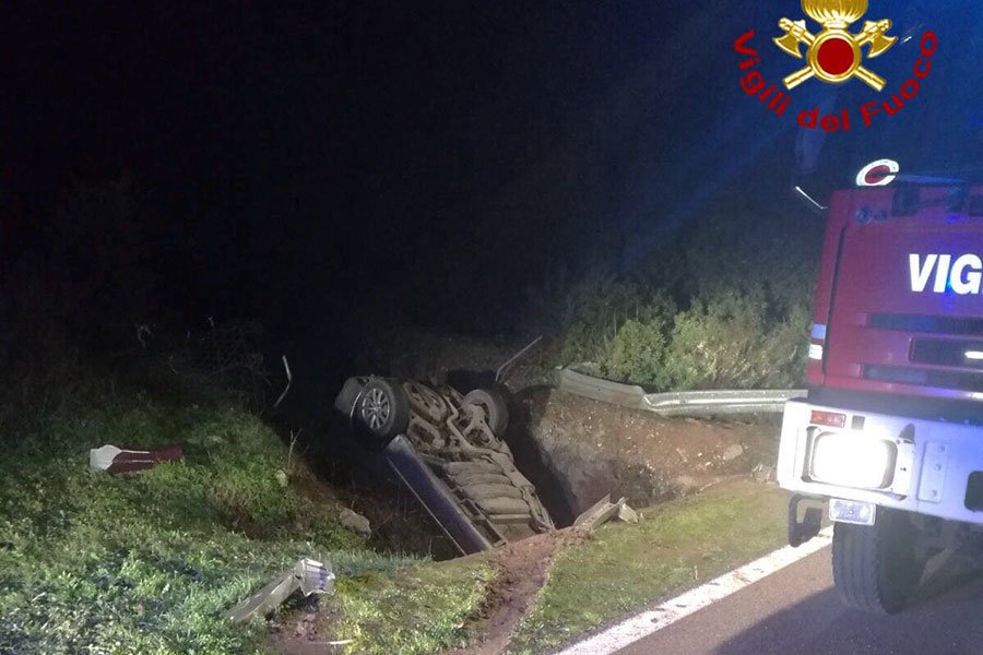 Incidente nel cuore della notte: sbanda con l’auto e finisce dentro un canale