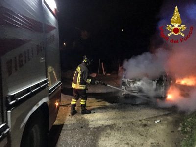 La Golf rubata data alle fiamme