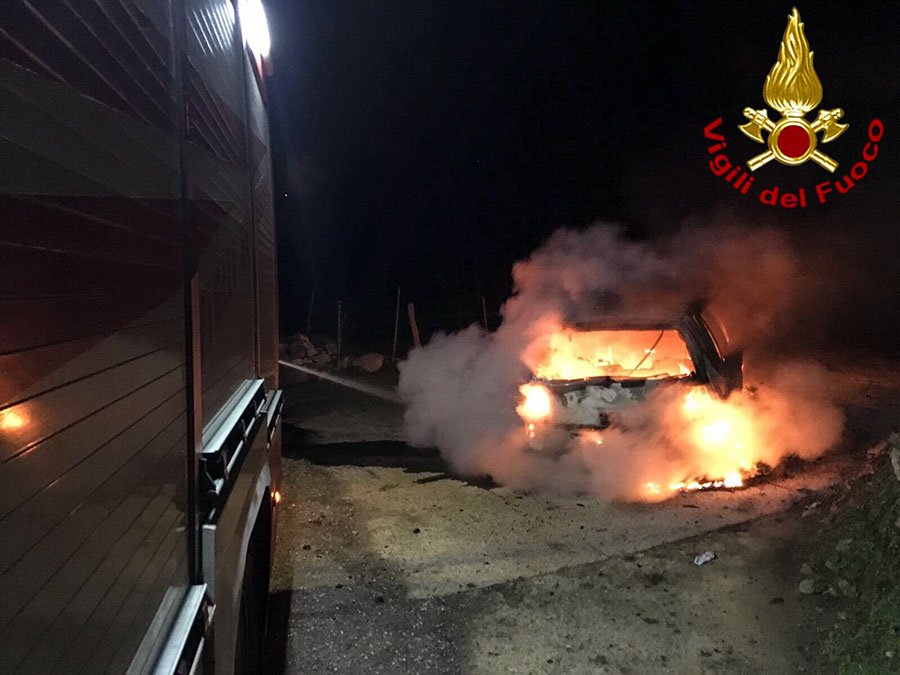 A fuoco nella notte una VW Golf risultata rubata