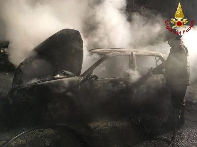 I Vigili del fuoco spengono le fiamme che hanno divorato la Golf rubata