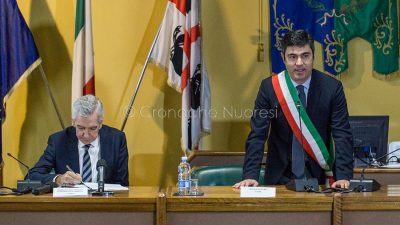 Soddu e Pigliaru durante la cerimonia di consegna delle chiavi della Caserma di Prato sardo (© foto S.Novellu)