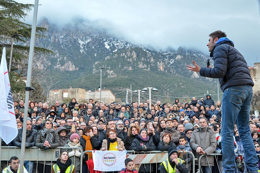 Di Battista a Oliena: “Continuiamo a votare i politici corrotti che hanno messo in ginocchio l’Italia?”
