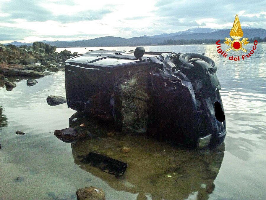 Tragedia della strada. Coppia di anziani vola fuori strada e finisce in uno specchio d’acqua: morto lui gravissima lei
