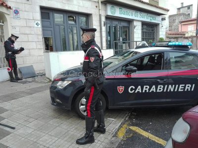 Oliena, carabinieri davanti al Banco di Sardegna