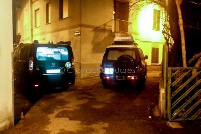 Macomer, i Carabinieri davanti a casa dove è avvenuto il pestaggio (© Cronache Nuoresi)