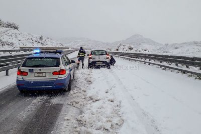 Un intervento della Polizia stradale lungo la 131 dcn