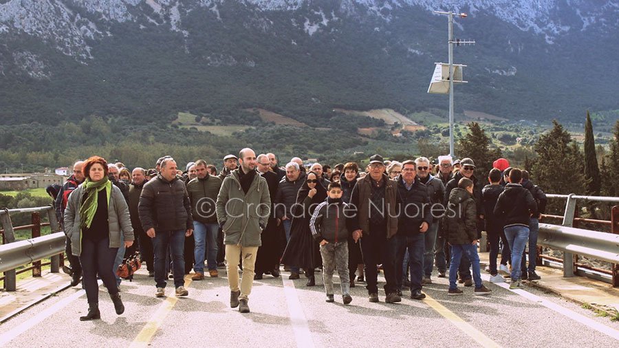 Oliena. Oltre mille persone alla manifestazione contro i disagi della chiusura del ponte di Oloè