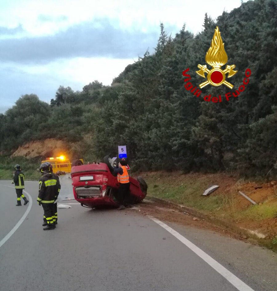Fiat Panda esce di strada e si ribalta: ferita una giovane donna