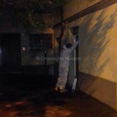 Un uomo del RIS davanti a casa del pestaggio (© Cronache Nuoresi)