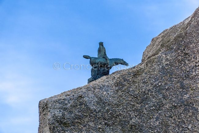Nuoro. Uno dei bronzi di Nivola in piazza Satta (foto S.Novellu)