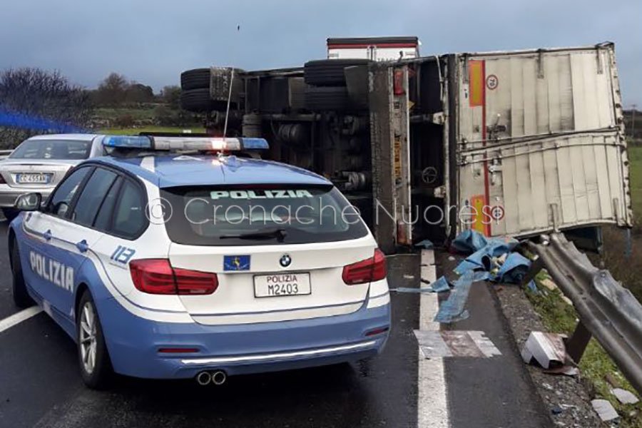 Autoarticolato si ribalta perdendo un prezioso  carico di vini