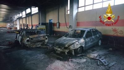 Macomer, una delle auto distrutte dalle fiamme nelle ex officine Locci