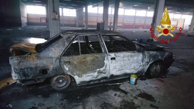 Macomer, una delle auto distrutte dalle fiamme nelle ex officine Locci