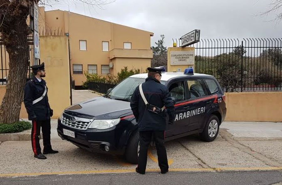 Orosei. Picchia i genitori e minaccia i Carabinieri con due coltelli: 24enne in manette