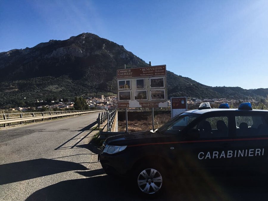 Incendiano l’auto di un pensionato. Denunciati due 50enni