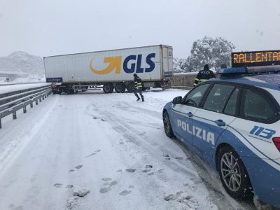 Un camion intraversato sulla 131