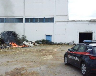 Il rogo dei rifiuti plastici scoperto dai Carabinieri