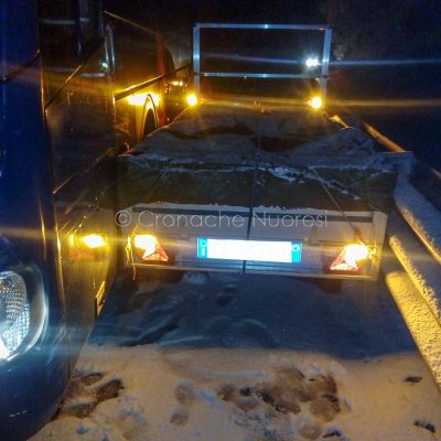 Il carrellino schiacciato tra il pullman e il guard rail