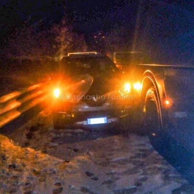 La Renault schiacciata tra il pullman e il guard rail