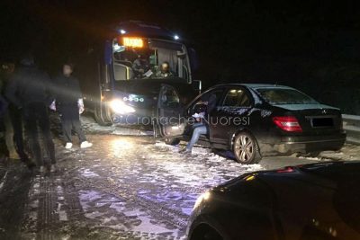 L'autobus ARST e la Mercedes dopo l'urto sulla SS 389