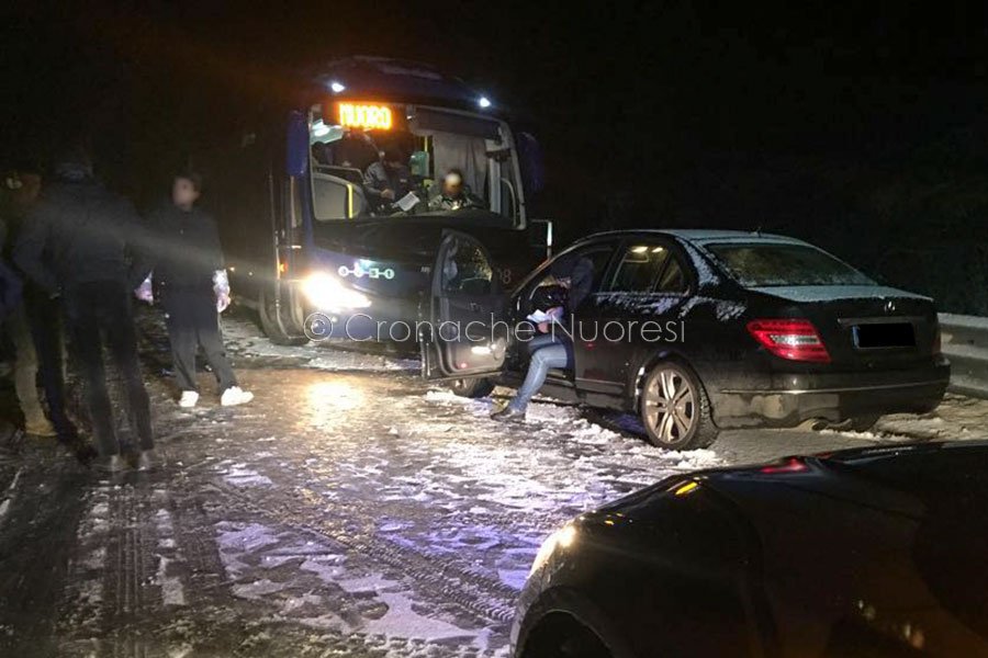 Neve sulla Statale 389: autobus ARST perde aderenza e urta un’auto ferma a bordo strada: traffico rallentato