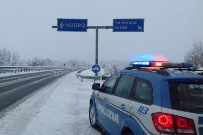 Una volante della Polizia sulla 389al bivio Nuoro- Fonni