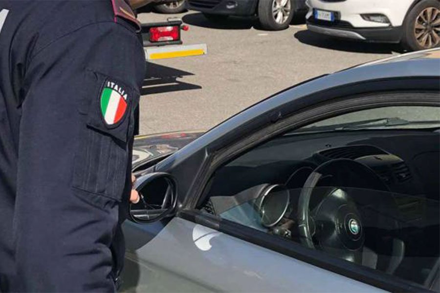 Non si placa la truffa degli specchietti rotti: denunciato 40enne