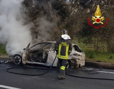 L'Alfa Romeo 147 distrutta dalle fiamme