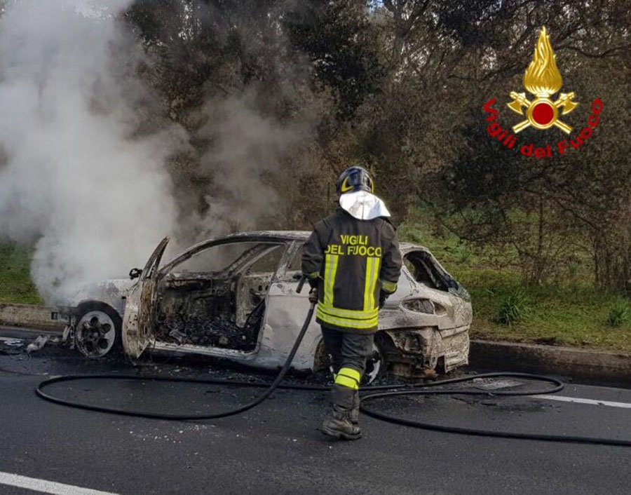 Alfa Romeo rubata data alle fiamme sul ciglio della strada