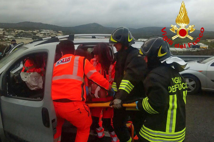 BMW serie 3 e Fiat Cubo si urtano sulla 131 DCN: due feriti