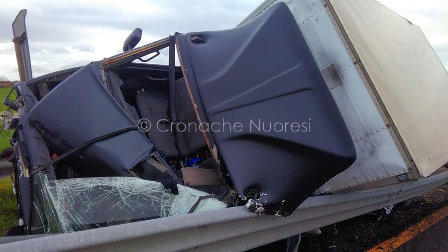 Perde il controllo del camion che vola oltre il guard rail