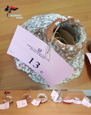Alcuni dei reperti rinvenuti dai Carabinieri