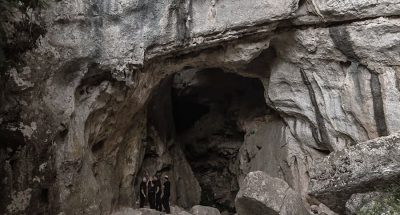 Il coro Tenore di Orgosolo nella grotta Sa Oche di Oliena (foto Karel)