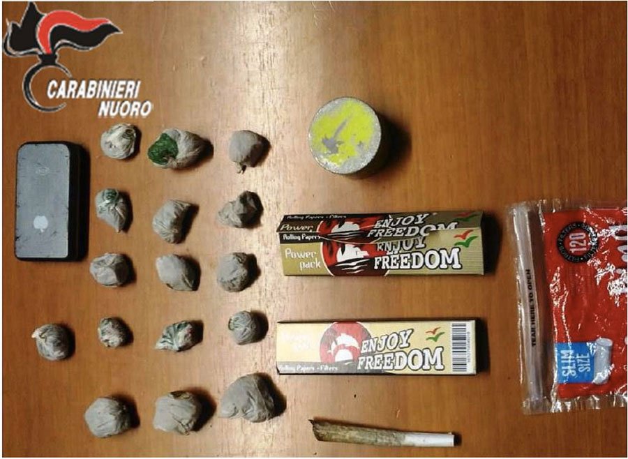 Fumano uno spinello in piazza. Due minorenni nei guai