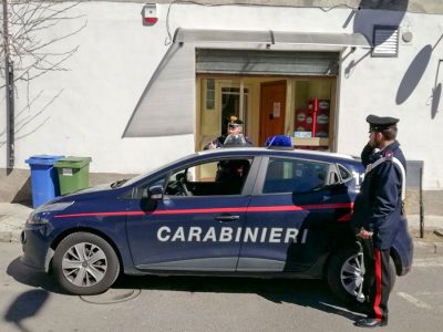 I Carabinieri davanti al circolo di Oliena